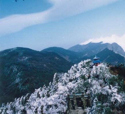 雪峰山(hsueh-feng亦作xuefeng)因山顶长年积雪而得名.