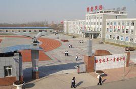 整合原来的腰堡中学和中心小学,易地新建的一所标准的,现代化的,辽北