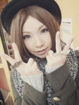 zaq是一名在niconico上的活跃日本女歌手,兼音乐电视动画词曲作者.