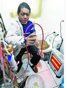 胡颂文,男,江苏海安自助透析13年的尿毒症患者.