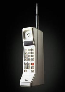 摩托罗拉dynatac是世界上最早的手机,dynatac8000x重2磅,通话时间半