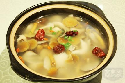 野生菌菇汤一道口味鲜美的汤,将野生菌汤底倒入砂锅内煮沸.