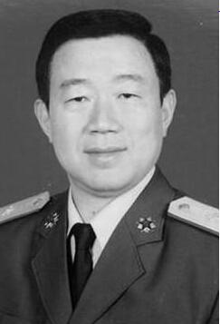 中国共产党党员,中国人民解放军高级将领,现任广州军区司令员,陆军