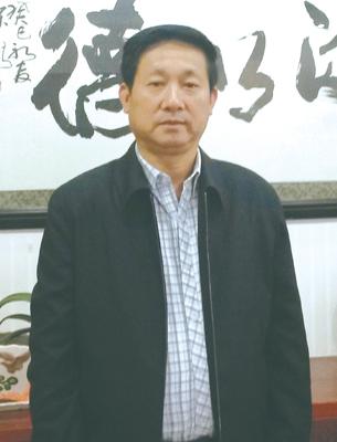男,苗族,贵州松桃县人,1962年11月出生,1981年8月参加工作,1990年7月