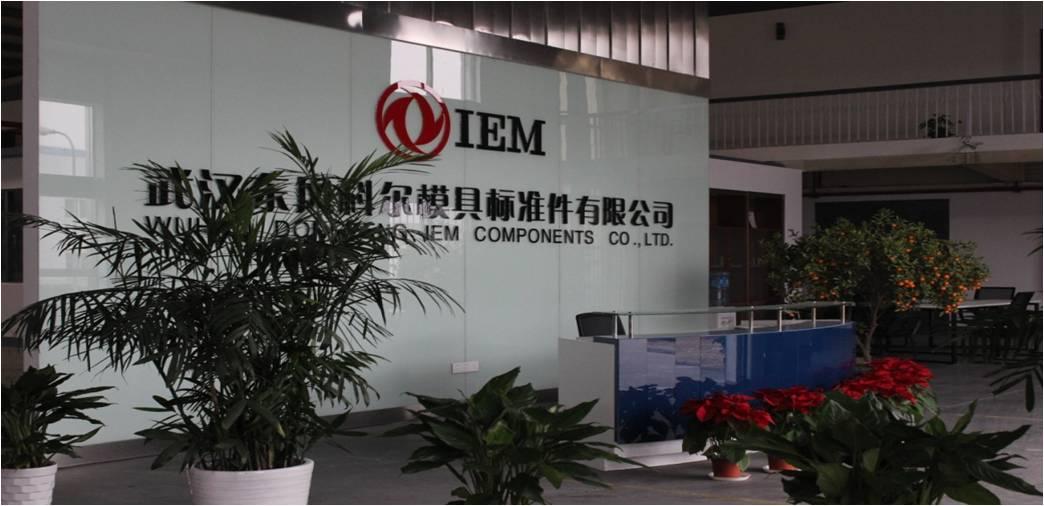 公司产品企业LOGO 公司的主要产品有斜楔系列(cams)-吊楔、平楔、反向斜楔、旋转斜楔、1.6米大斜楔等;导柱、导套系列(Guide Posts& Bushings);导板系列(Wear Plates)-自润滑导板、压板、挡板、V型、合件、导向块、异形件等;起重元件(Lifting Parts)-起重棒、螺纹套、吊环、吊钩等;冲切模用标准件等等。 武汉东风科尔公司产品覆盖了JIS、NAAMS、FORD、GM、E24、EM24、KPS、DES、DIN、FIAT、VW等广泛的标准范围