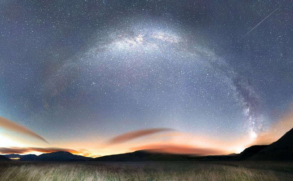 夏季星空的重要标记是从北偏东平线向南方地平