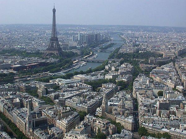 巴黎(paris)位于法国北部巴黎盆地的中央,横跨塞纳河两岸,是法国首都