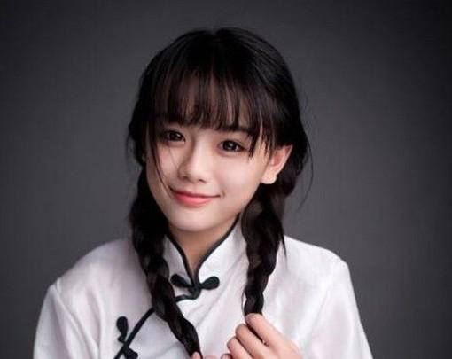 南笙(原名:罗小伊,1991年—),生于四川宜宾,模特儿,演员.