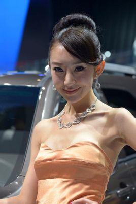 给人以干炼清朗的感觉;骨感不