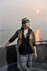 《疗伤烧肉粽》是周杰伦第十一张专辑《惊叹号》中的歌曲,2011年11月
