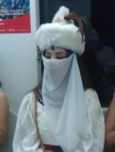 2011年7月初,北京地铁站惊现神秘楼兰女,装束成古楼兰女子服饰