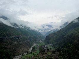中国西部山脉.在四川西南凉山彝族自治州内,是大雪山的支脉.