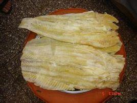 鱼唇,是海味八珍之一,采用鲨鱼及犁头鳐的唇部