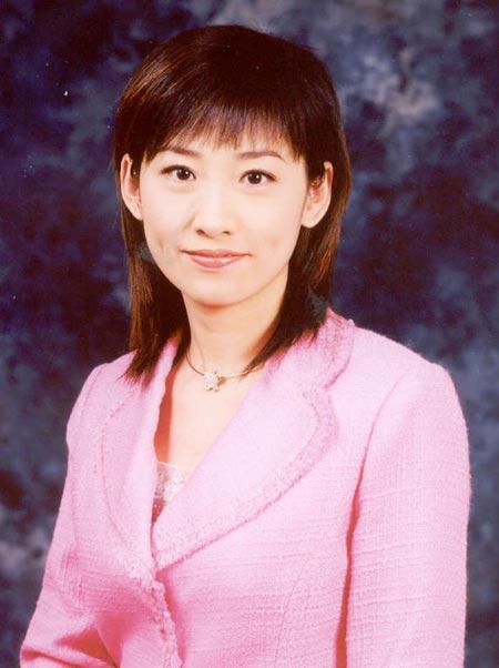 2004年3月加入香港凤凰卫视,现为凤凰卫视主持.