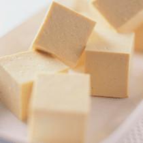 北豆腐又称卤水豆腐,顾名思义它的成型剂是卤水