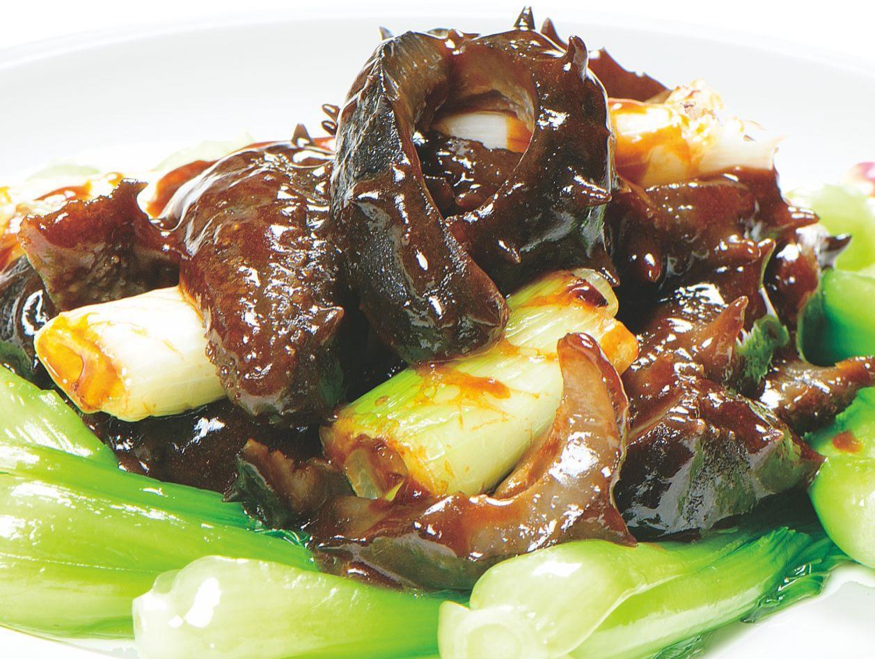 烧海参 主要食材:海参 配 料:西兰花,香菇,葱 调 料:酱油1大匙
