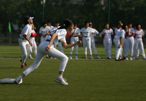 所谓"软式垒球",英文名称为"teeball",原来是为推广棒垒球而设计,与棒