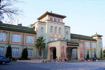 位于高雄市盐埕区,在著名的高雄爱河边,是由旧高雄市政府改建而成,于