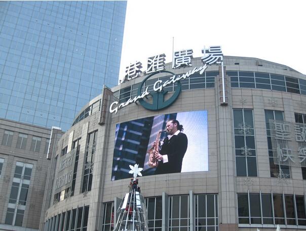 港汇广场以其独特的造型成为上海市21世纪的一个地标