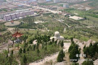 是一处以佛教文化为特色的旅游景区,包括天佛,卧佛寺,莲花湖,莲花山