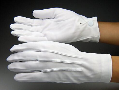 白手套是指人们戴在手上的白色手套