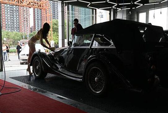 比基尼美女洗车