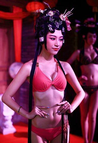 比基尼(女性游泳时穿着的泳衣)