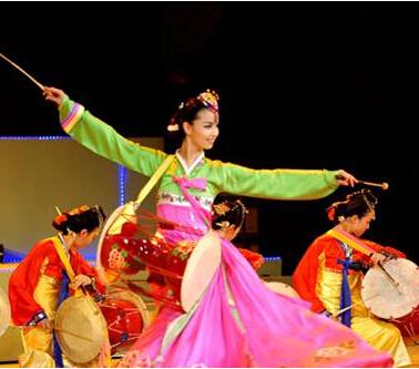 朝鲜族舞蹈动作多为即兴性的