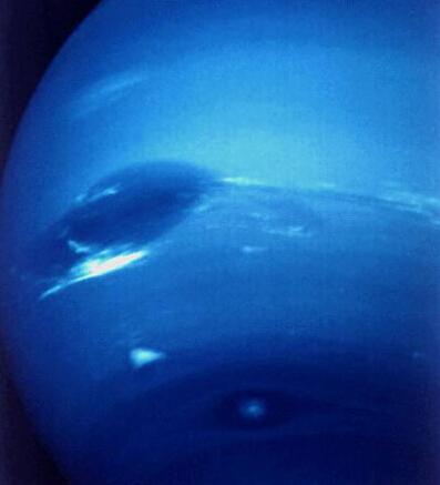 1989年,美国航空航天局的旅行者2号航天器在海王星表面发现蛋型漩涡"