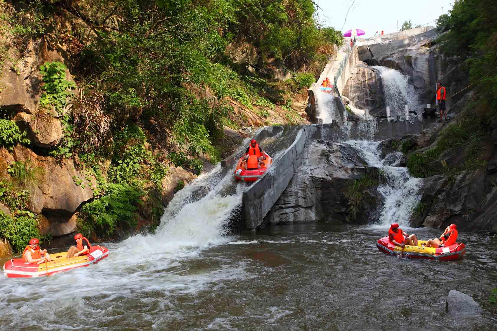 龙潭峡漂流位于台山第二高山——北峰山南麓,龙潭峡漂流河全长约3