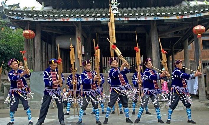 《芦笙舞》是侗族的传统民间舞蹈.