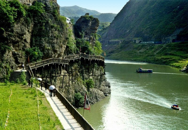 明月峡古栈道位于广元市朝天区嘉陵江谷口,是国家级剑门蜀道风景旅游