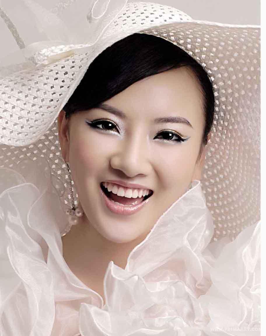 学婚纱化妆_...幕式后北京摄影化妆学校展示了最新的婚纱化妆趋势,多位女性出镜...(3)