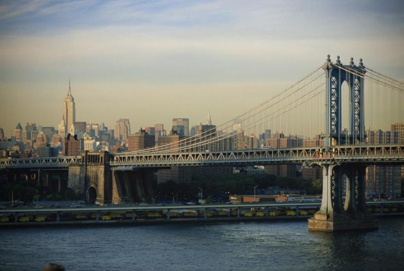 曼哈顿大桥(manhattanbridge)是一条悬索桥,位于美国纽约州纽约市