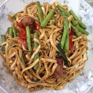 蒸面条是以排骨,豆角,面条,豆芽为主要食材,经过蒸