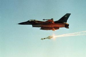 F-16发射AGM-119B