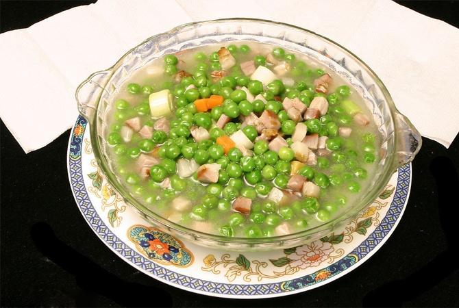 材料为清鸡汤或蔬菜清汤600毫升,大葱8—9根,冷冻豌豆500克,嫩芦笋150