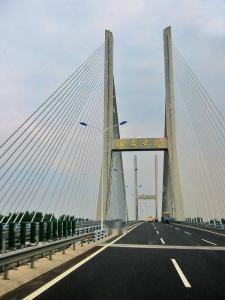 桥位于中国江苏省淮安市西郊五河口京杭运河和盐河分汊处,地处废黄河