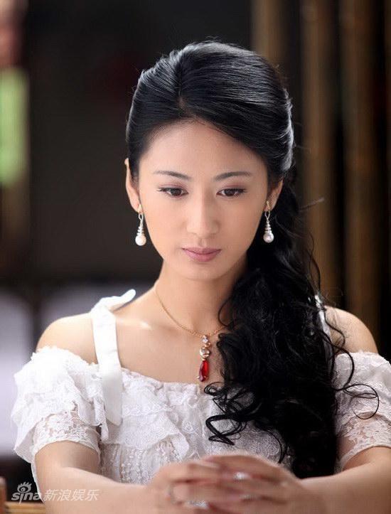 元珍珠,电视剧《流泪的新娘》中的女主角,由郭珍霓饰演.