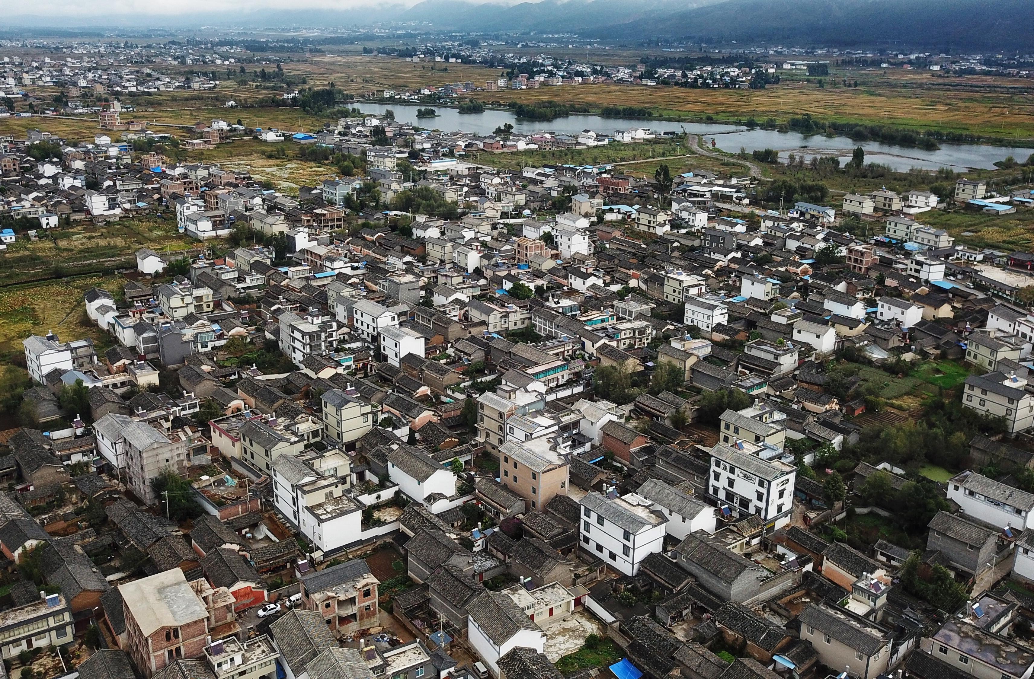 草海镇位于鹤庆县北部,距县城3公里,全镇辖16个村民委员会,总人口