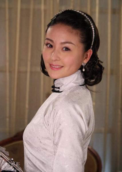 于爱雪,电视剧《钻石豪门》中的女主角,由戴娇倩饰演.