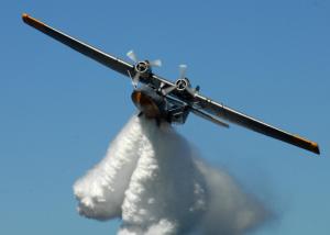 PBY-6A水上飞机洒水灭火