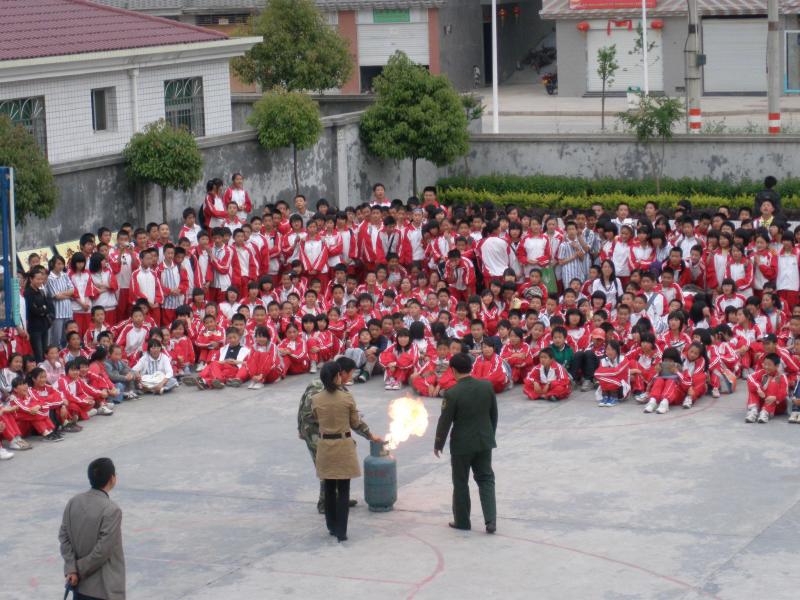 996年的隆冬腊月,在旅马乡亲的大力支持下,屏南县开始筹建县华侨中学