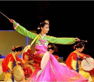 朝鲜族是从事水田种植的古老民族,其民间舞蹈具有农耕劳动的特征,它是