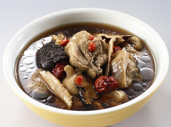 四物鸡汤是一道简单的家常菜,主料是骨鸡1只,当归3钱,川芎2钱,白芍3钱