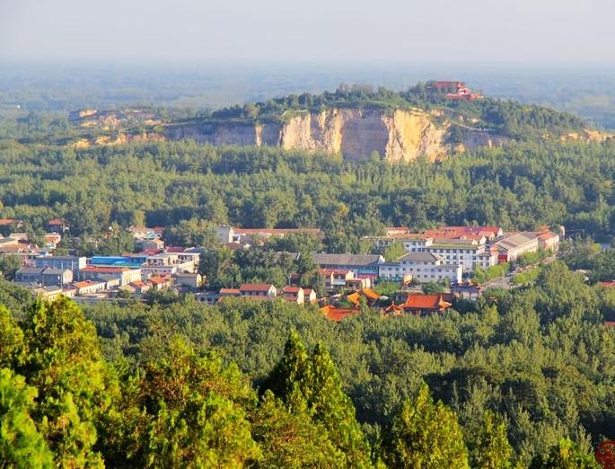 简介  永城市芒砀山文物旅游区位于豫,鲁,苏,皖四省结合部,是豫东