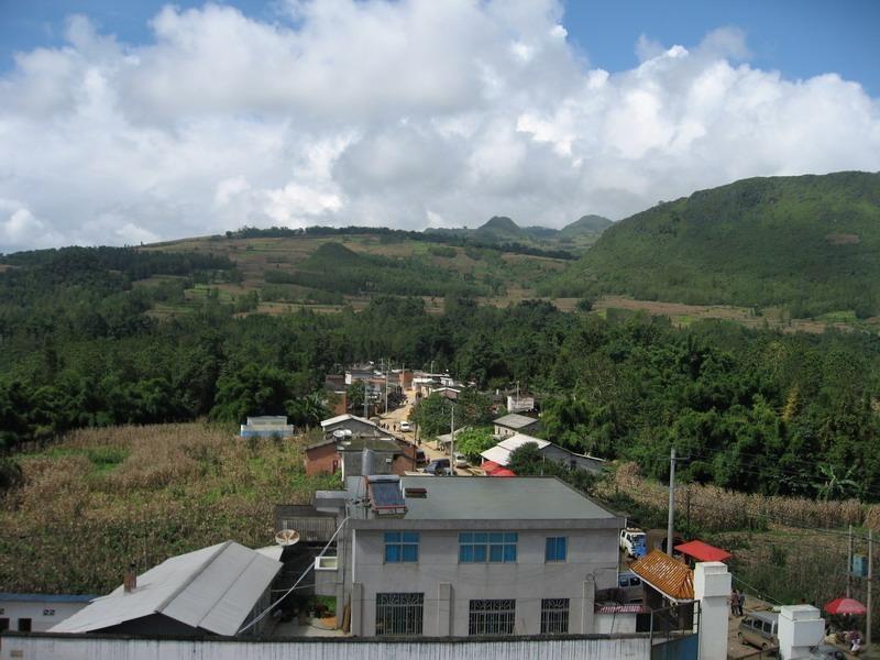 斗姆阁村隶属于云南省红河个旧市卡房镇,地处卡房镇南边,距卡房镇