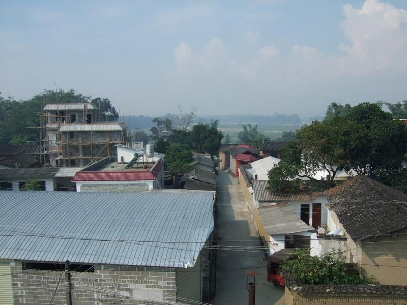 门町自然村隶属于云南省德宏州盈江县平原镇门町行政村,属于坝区,坐落