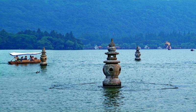 三潭印月是西湖十景之一,被誉为"西湖第一胜境".