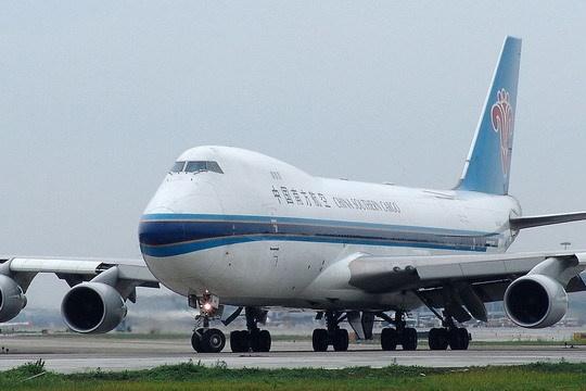波音747系列飞机中的上一代货运飞机,载货量有所提高.